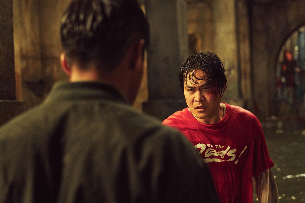 Lee (Kim Sungkyun) stirrar ner på en motståndare som ser fokuserad ut