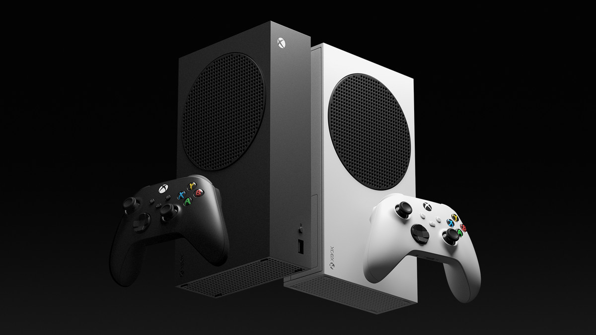 Två skarpt utformade Xbox Series S-konsoler, en vit, en svart, mot en svart bakgrund.