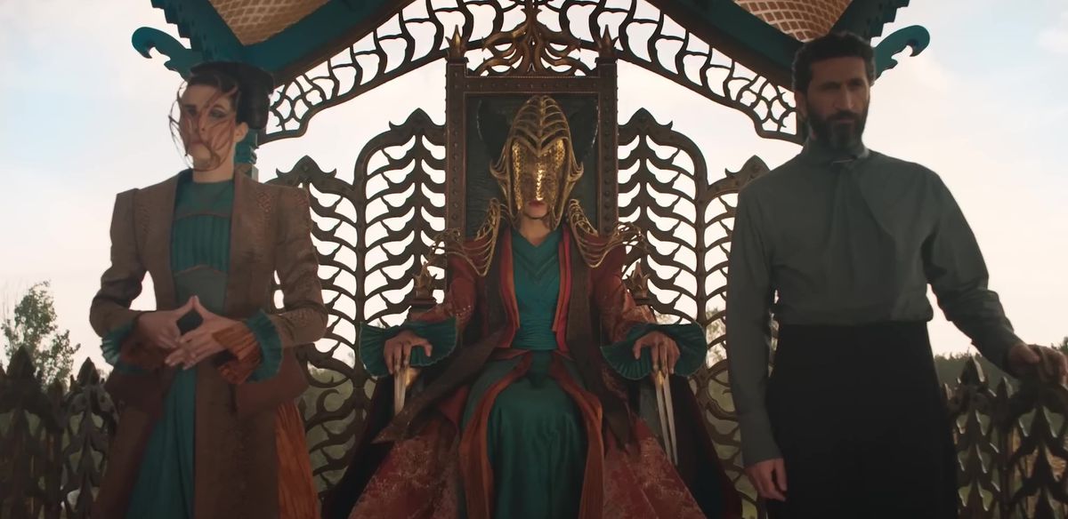 En skärmdump av Wheel of Time säsong 2-trailern som visar Seanchan-härskaren som sitter på tronen med Dark One vid sin sida