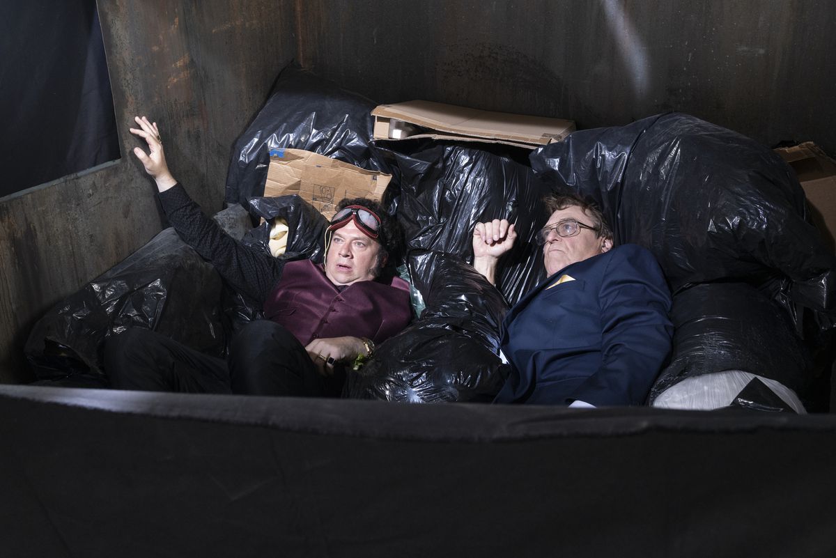 Danny McBride och John Goodman tittar ut från en soptunna fylld med soppåsar i The Righteous Gemstones.