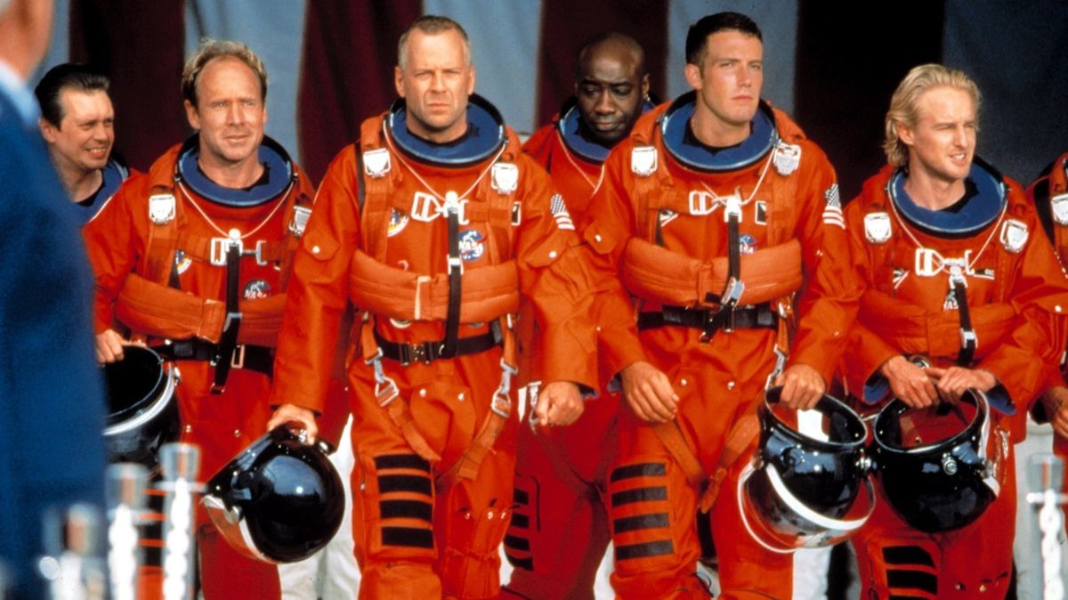 (LR) Steve Buscemi, Will Patton, Bruce Willis, Michael Clarke Duncan, Ben Affleck och Owen Wilson i orange astronautuniformer i Armageddon.