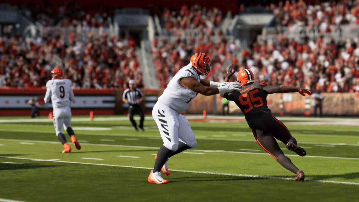 En offensiv tackling blockerar ett defensivt slut i rivaliteten över Ohio mellan Bengals och Browns i Madden NFL 24