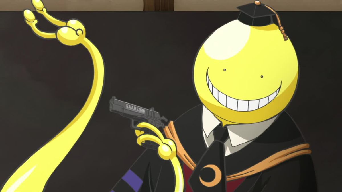 En gul utomjording i skolmästaruniform (Koro-sensei) som håller i en pistol i Assassination Classroom.