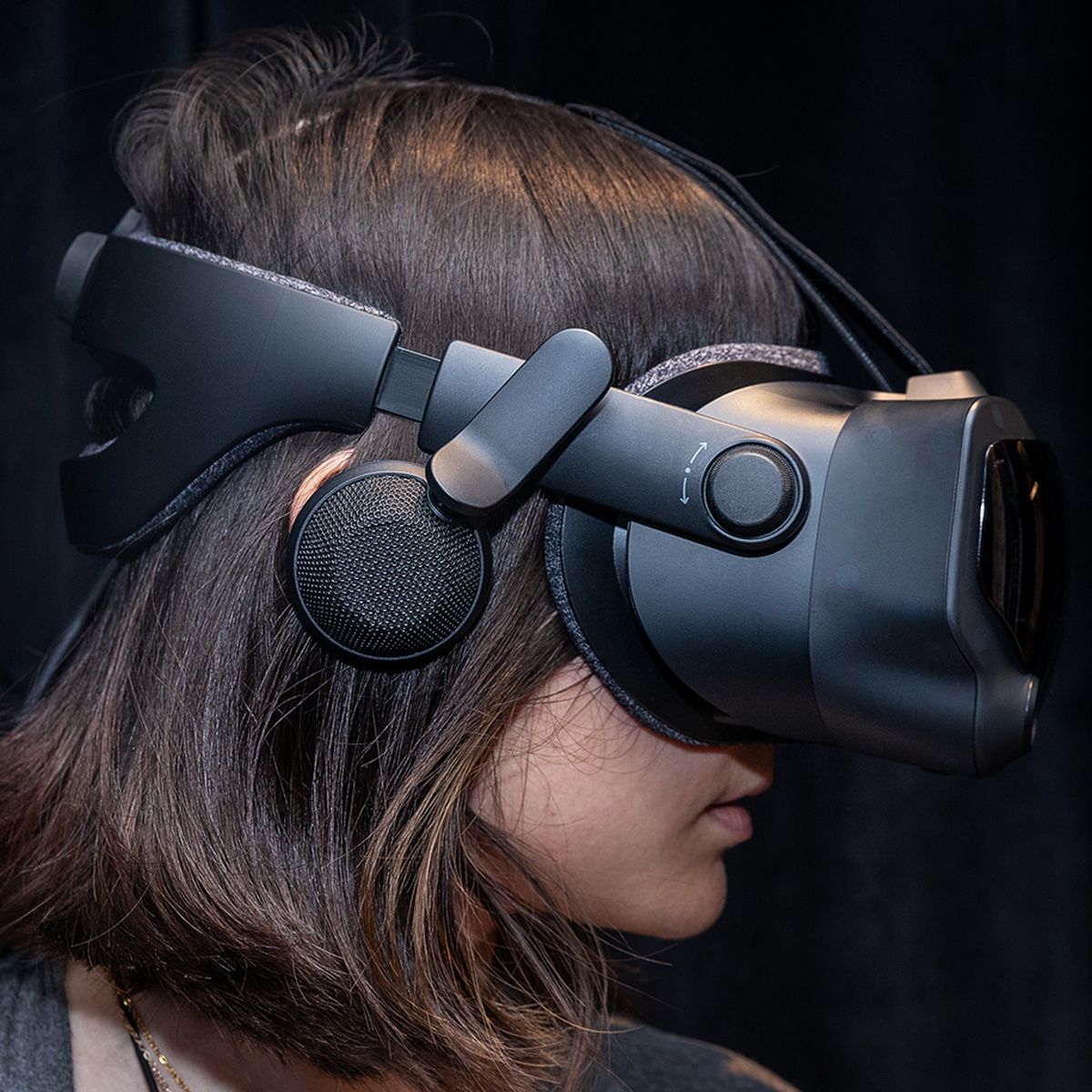 Kvinna som bär Valve Index VR-headset