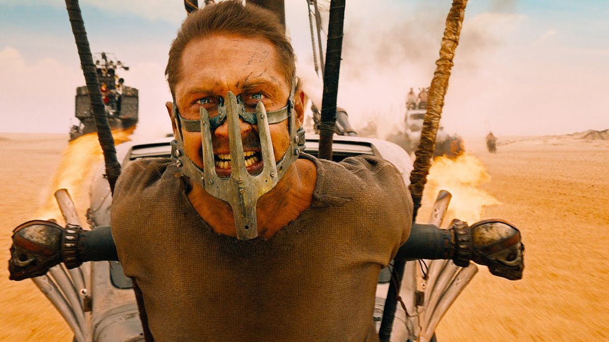 Tom Hardy bär en ansiktsmask i spetsen på ett fordon i Mad Max: Fury Road.