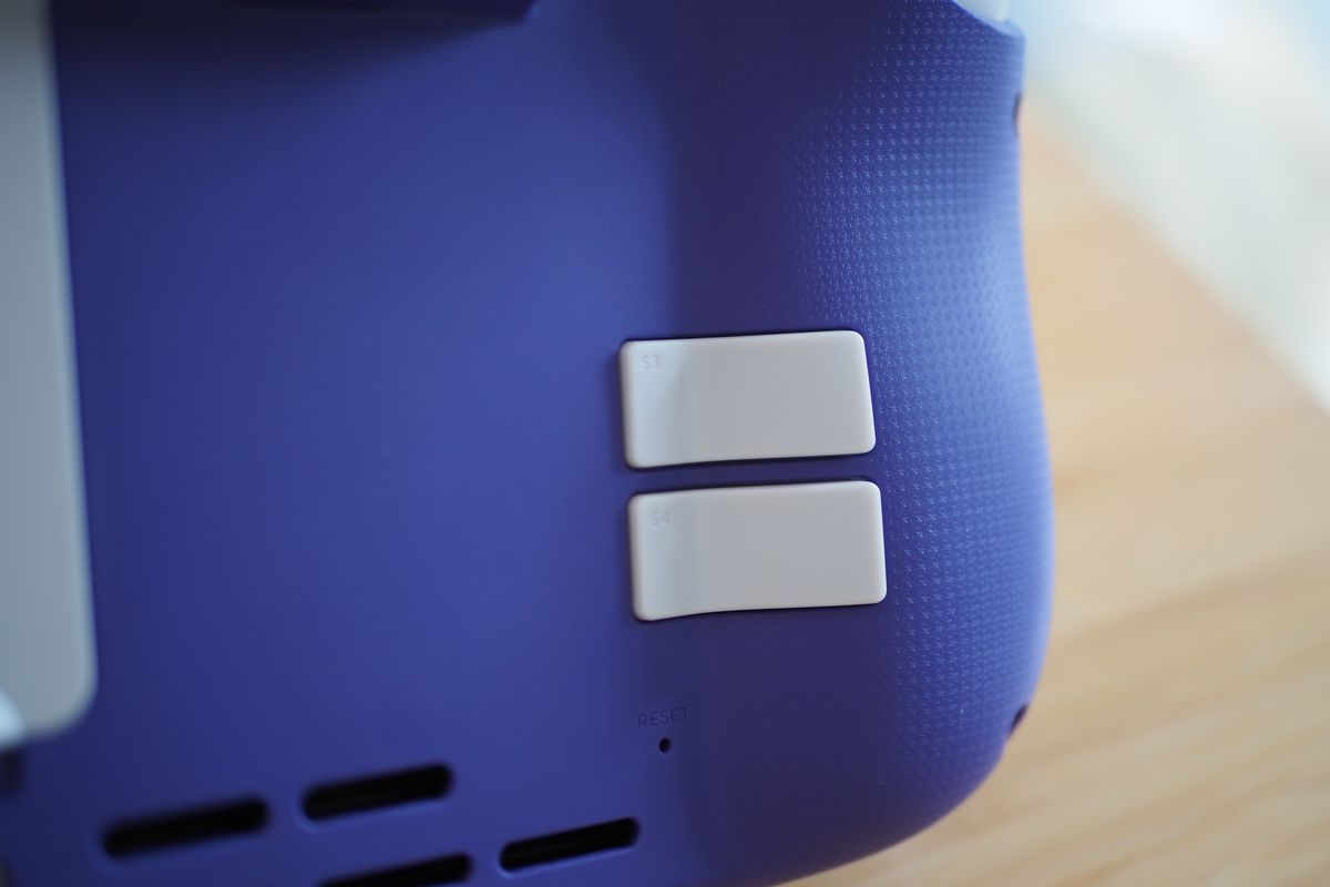 Ett foto på baksidan av Crkds Nitro Deck-tillbehör, som lägger till fler bakre knappar för Nintendo Switch.