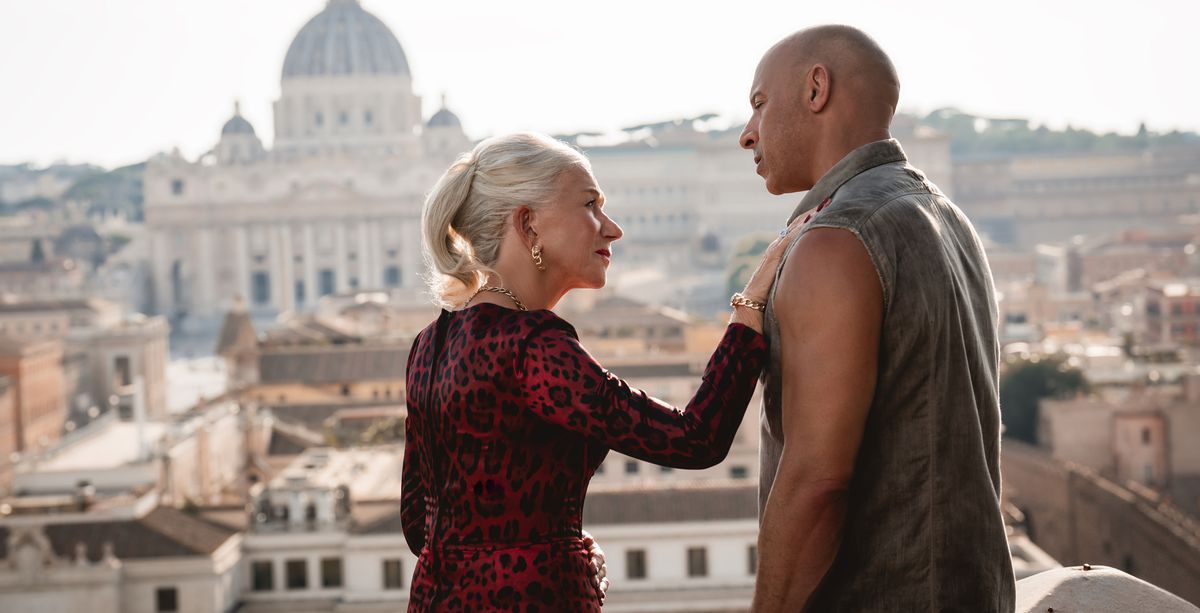Queen (Helen Mirren) har ett hjärta till hjärta med Dom (Vin Diesel) i Fast X när de står på en balkong med utsikt över Rom