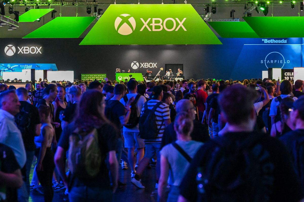 Ett foto visar besökarna framför Xbox-båset på Gamescoms videospelmässa i Köln, västra Tyskland den 24 augusti 2023. Enligt arrangörerna kommer omkring 1 100 utställare från 53 länder att presentera sina produkter under mässan fram till den 27 augusti , 2023.