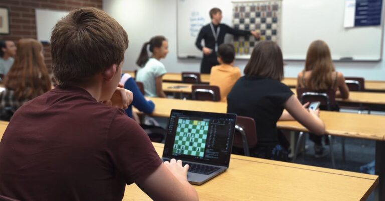 Bedårande PSA tar sig an klassrummets hot om... schack?