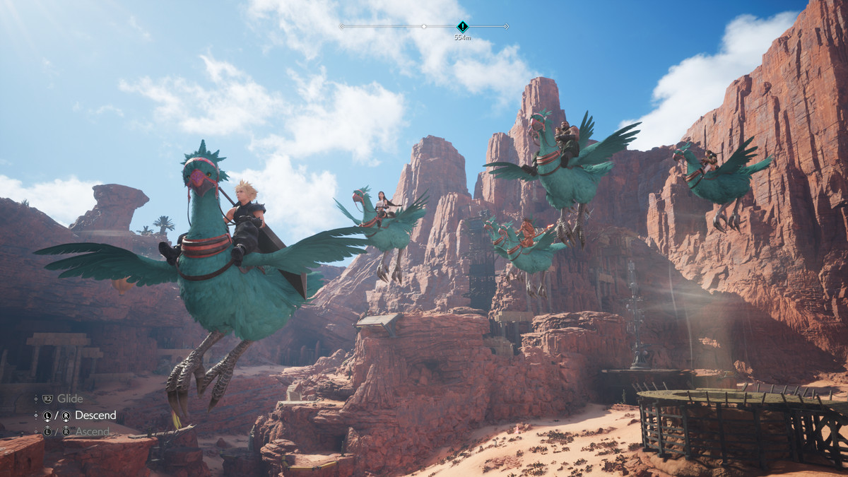 Cloud och vänner flyger genom ett kanjonlandskap på turkosa chocobos i Final Fantasy 7 Rebirth