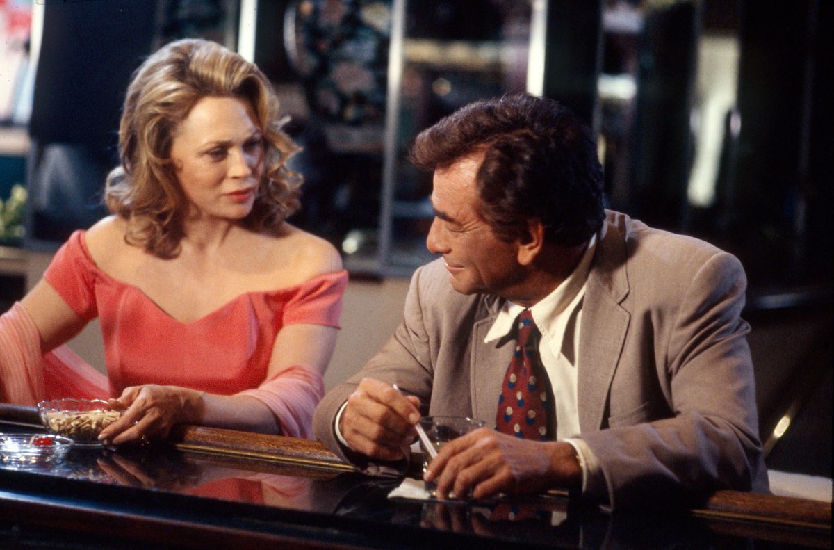 Peter Falk sits with Faye Dunaway at a bar in Columbo.