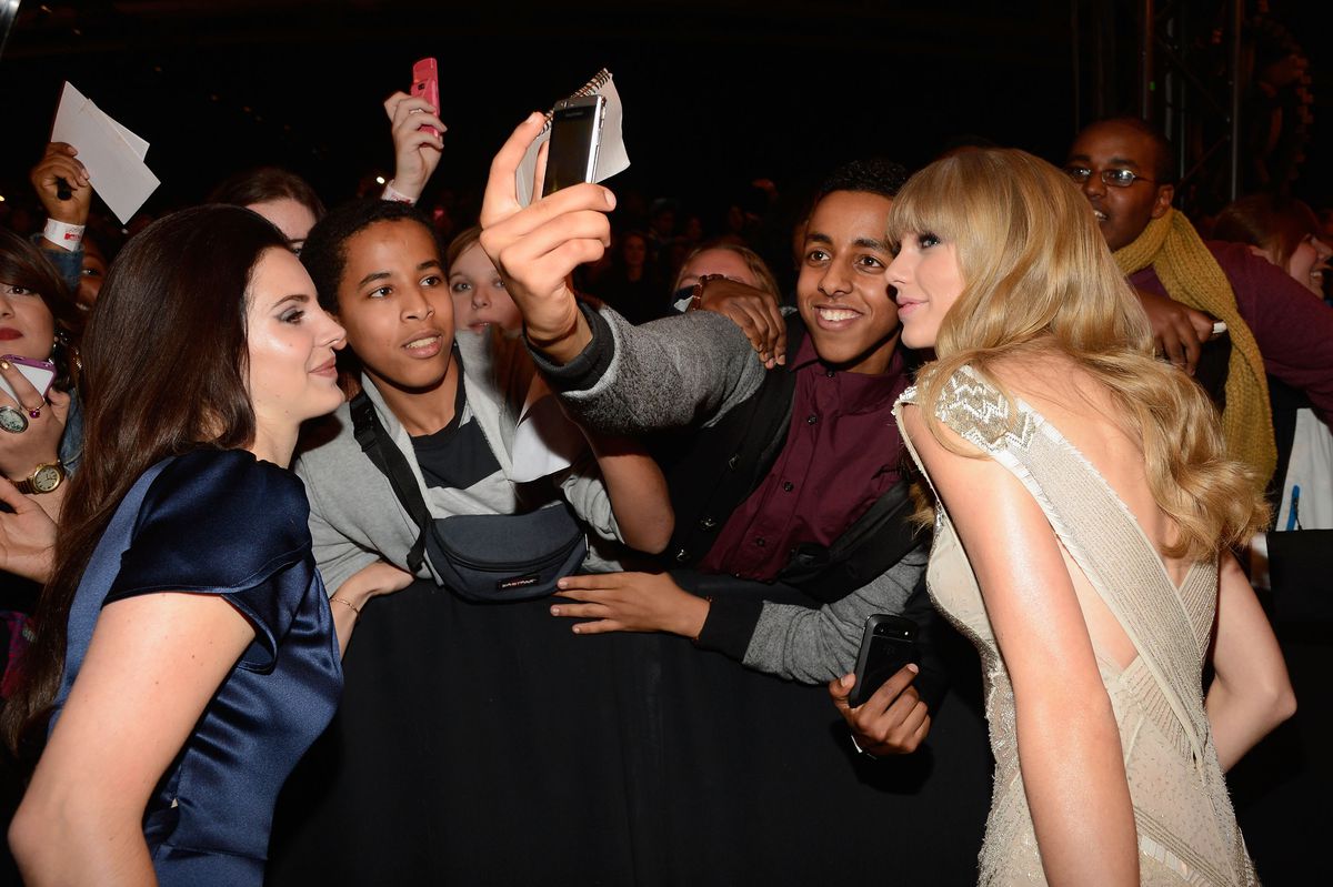 Taylor Swift träffade fans på MTV EMAs 2012.