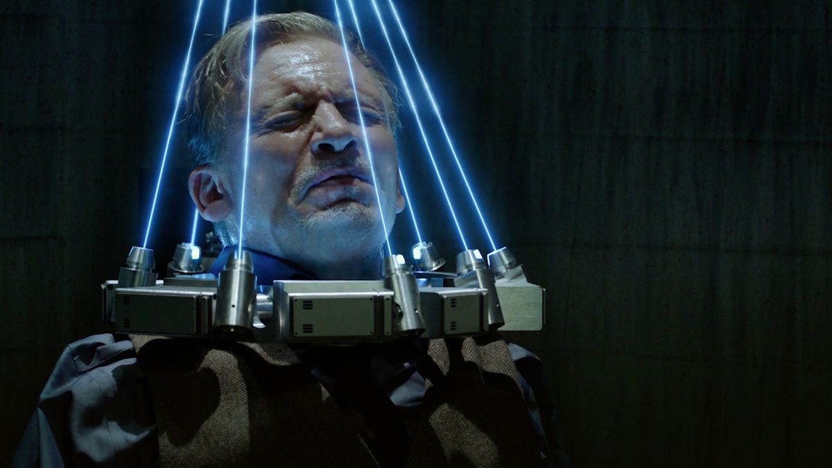 Callum Keith Rennie blundar medan han bär en laserkrage som hotar att explodera hans ansikte i Jigsaw.