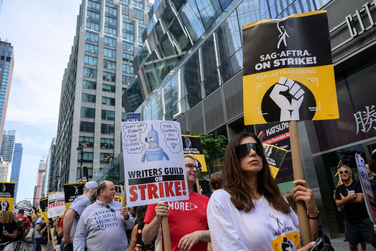 Skådespelare, författare och andra fackliga medlemmar ansluter sig till strejkande SAG-AFTRA och WGA på en strejklinje framför HBO:s och Amazons kontor, under National Union Solidarity Day i New York City den 22 augusti 2023.