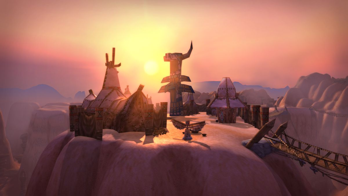 En fridfull solnedgång över en bosättning på en klippa i Thousand Needles-regionen i World of Warcraft Classic