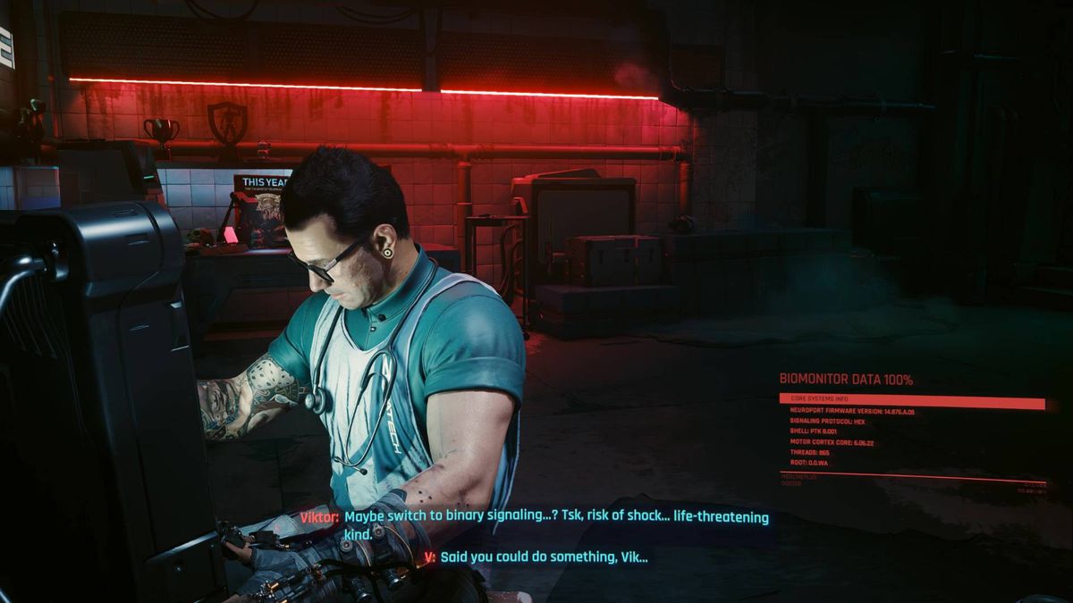 Viktor pillar med en dator i Cyberpunk 2077 Phantom Liberty.