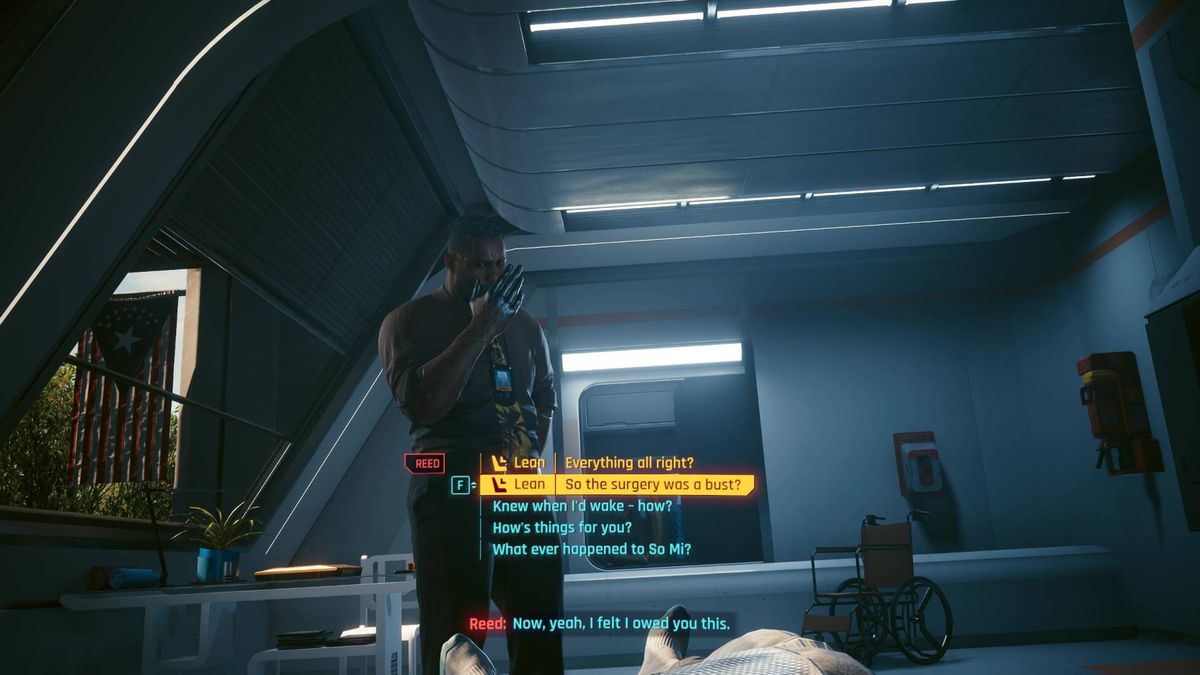 Solomon Reed står bredvid V i en sjukhussäng under bonusavslutningen på Cyberpunk 2077 Phantom Liberty.