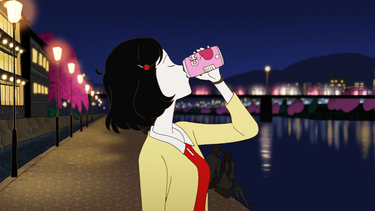En korthårig tjej som dricker en läsk vid en flod i Night Is Short, Walk On Girl.