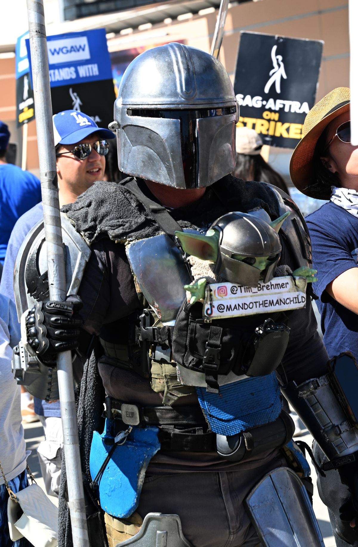 En cosplayer utklädd till The Mandalorian sällar sig slående medlemmar av SAG-AFTRA och WGA på strejklinjen framför FOX Studios den 26 september 2023 i Los Angeles, Kalifornien