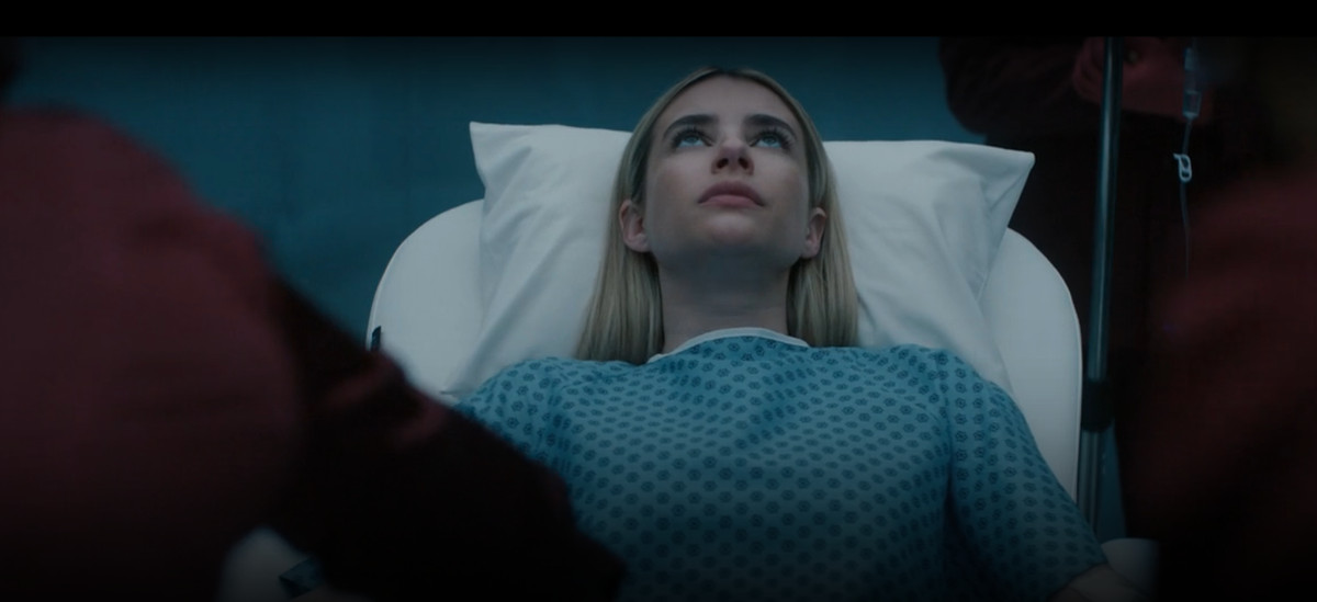 Emma Roberts i en sjukhussäng