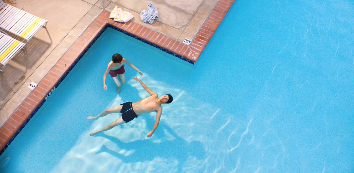 Ett flygfoto av två pojkar som flyter i en pool