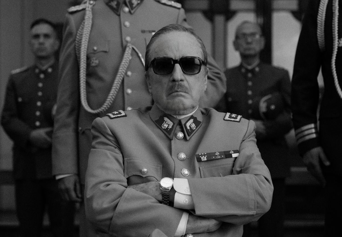 Jaime Vadell som El Conde, klädd i militära regalier och mörka solglasögon i El Conde.