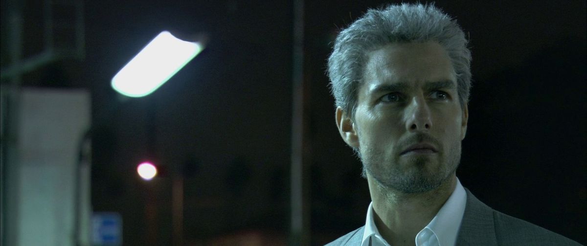 Tom Cruise ser dramatiskt ut i fjärran i en nattlig bild från Collateral.