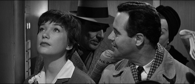 Jack Lemmon tittar på Shirley MacLaine i företagets hiss i The Apartment.