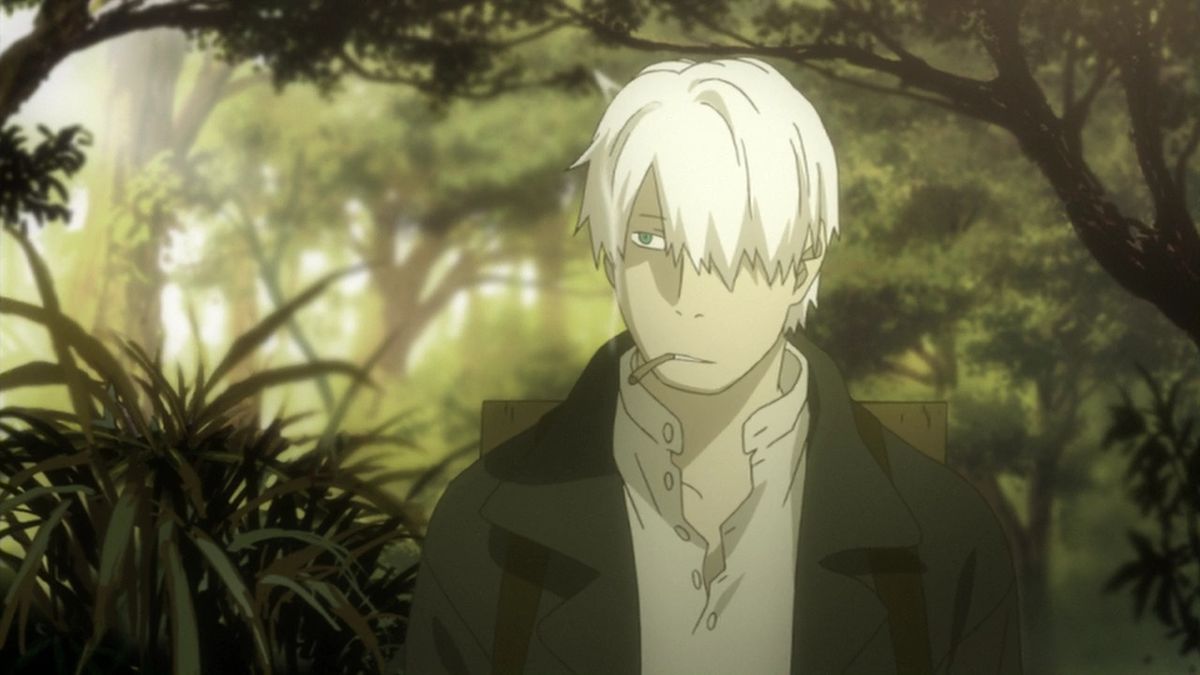 En blåögd, vithårig anime-man i brun rock som röker cigaretter ser fundersam ut när han omges av en skog av träd och buskar.