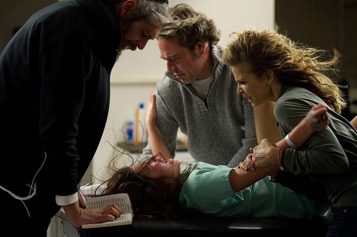 Flera personer inklusive Jeffrey Dean Morgan och Kyra Sedgwick står över Natasha Calis när hon är besatt av en dybbuk i The Possession 
