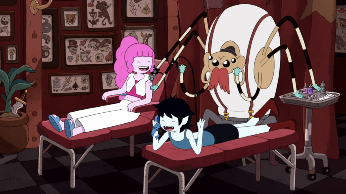 Prinsessan Bubblegum och Marceline skrattar medan de får matchande tatueringar från en gigantisk spindeltatuerare