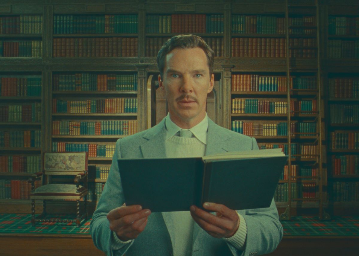 Benedict Cumberbatch som Henry Sugar håller i en bok i The Wonderful Story of Henry Sugar.