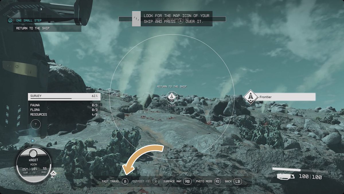Starfield-spelare som står på en stenig planet och använder handscannern för att snabbt resa till skeppet