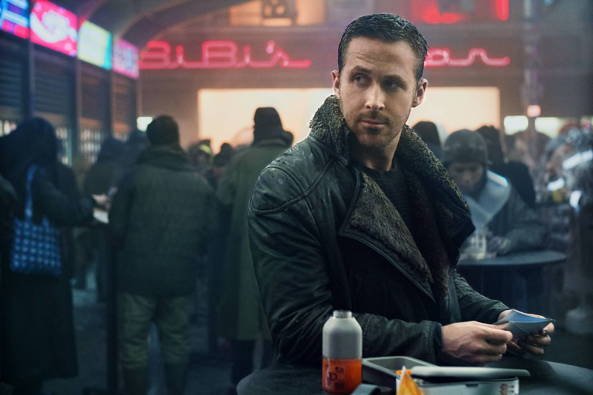 Ryan Gosling tittar över ett fullsatt rum i Blade Runner 2049