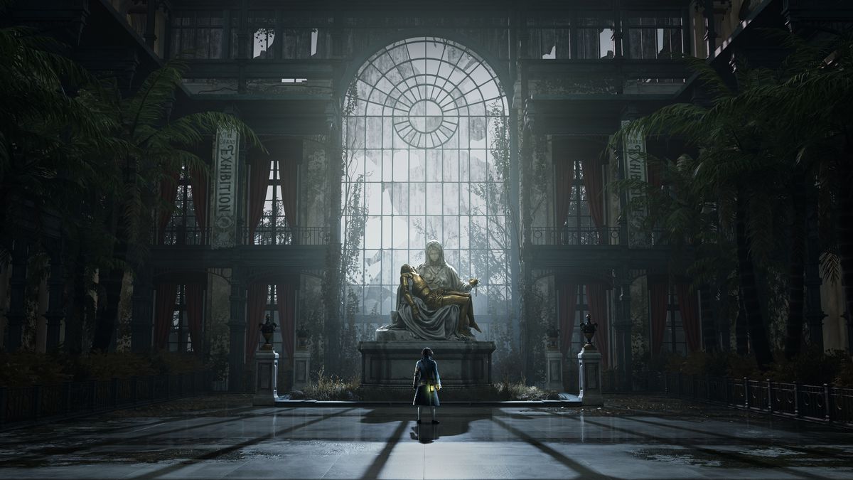Pinocchio står i ett brett inre utrymme, framför en staty och ett massivt arkadfönster, i Lies of P