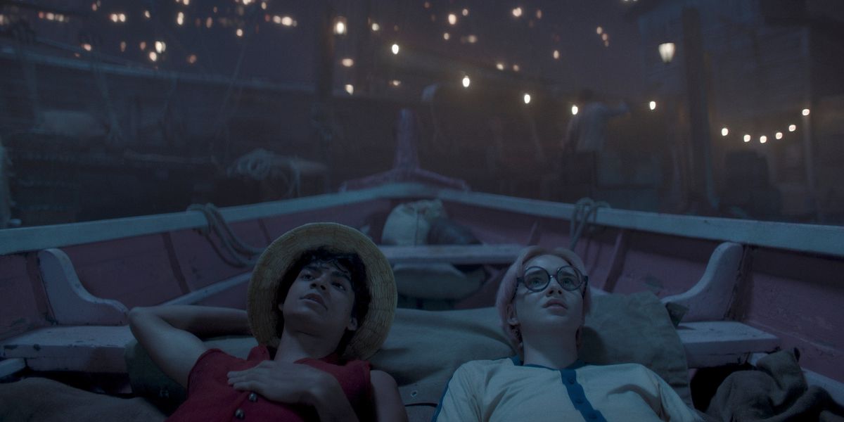 Luffy (Iñaki Godoy) och Koby (Morgan Davies) ligger i en båt och tittar upp på stjärnorna