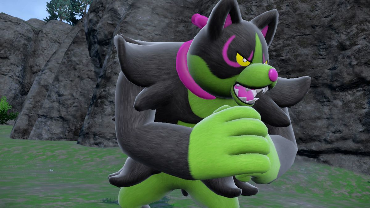 Okidogi, en svart och grön tvåfotshund, slår sin näve i Pokémon Scarlet and Violet: The Teal Mask