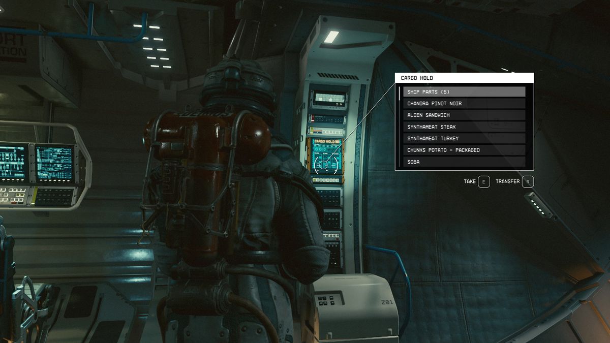 En person i en rymddräkt står inför en blå glödande panel med en lastinventering som dyker upp från den i Starfield.