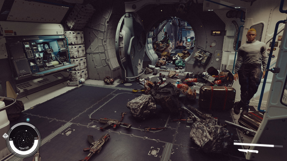 Ett spelarskepp i Starfield, där spelaren precis har kastat sitt byte över hela golvet i gigantiska högar av vapen, mineraler och diverse förnödenheter.