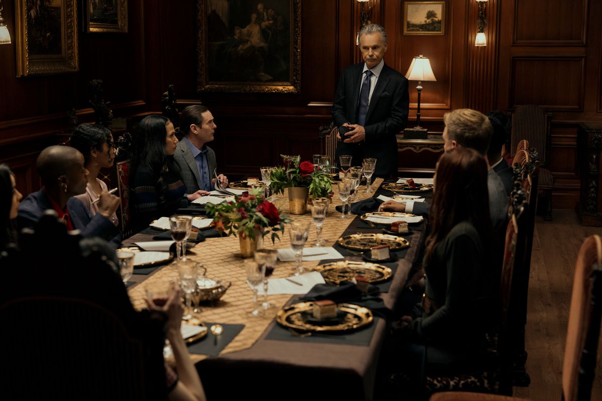 Familjen Usher sitter runt ett överdådigt middagsbord i Netflixs The Fall of the House of Usher.