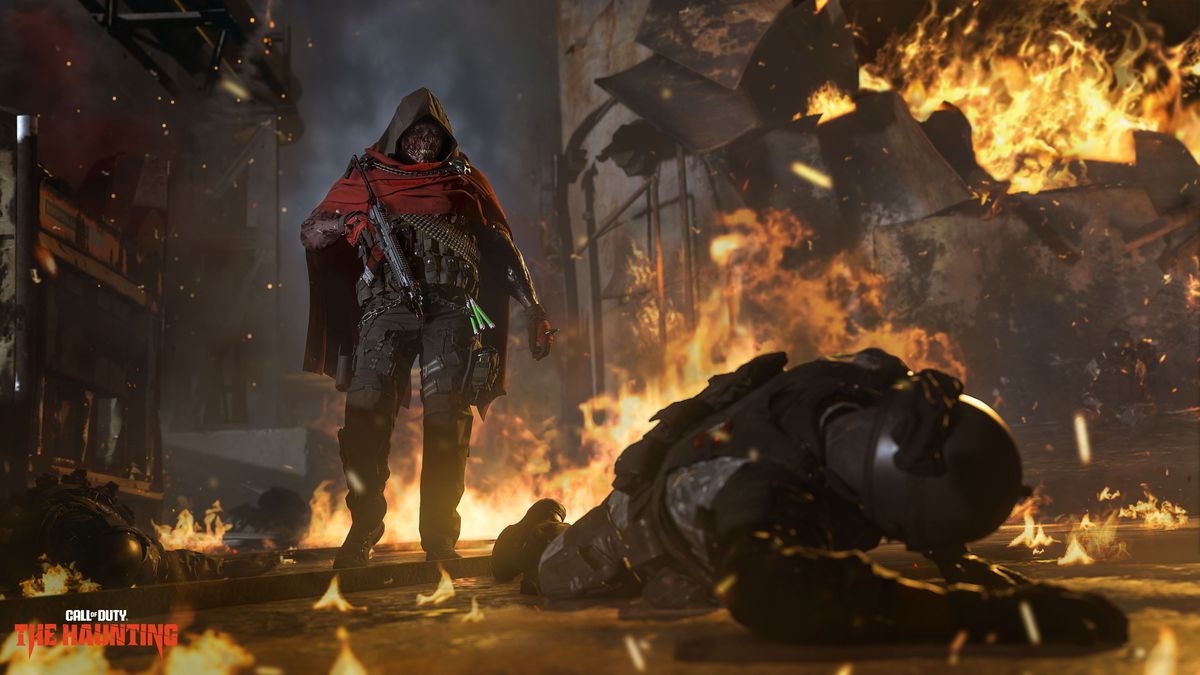 Al Simmons i sin brända form närmar sig en nedskjuten fiende bland flammande vrakdelar i en skärmdump från Call of Duty: Warzone/Modern Warfare 2