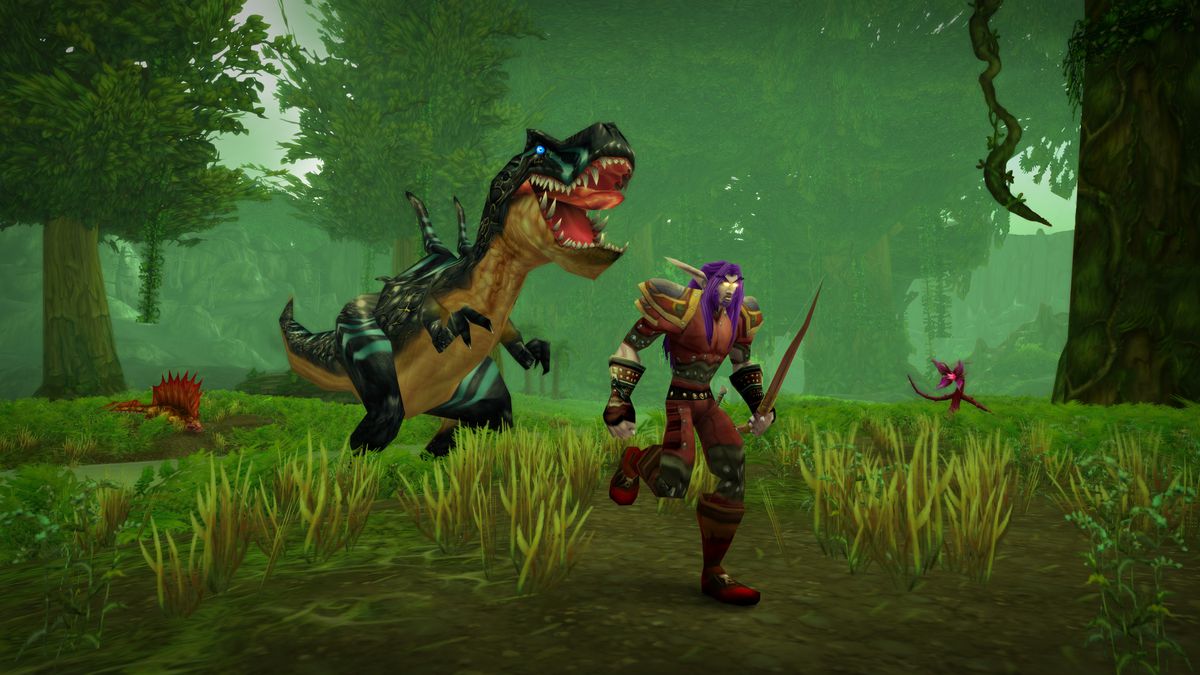 En nattalvjägare springer genom en djungel förföljd av en enorm svart dinosaurie i World of Warcraft Classic