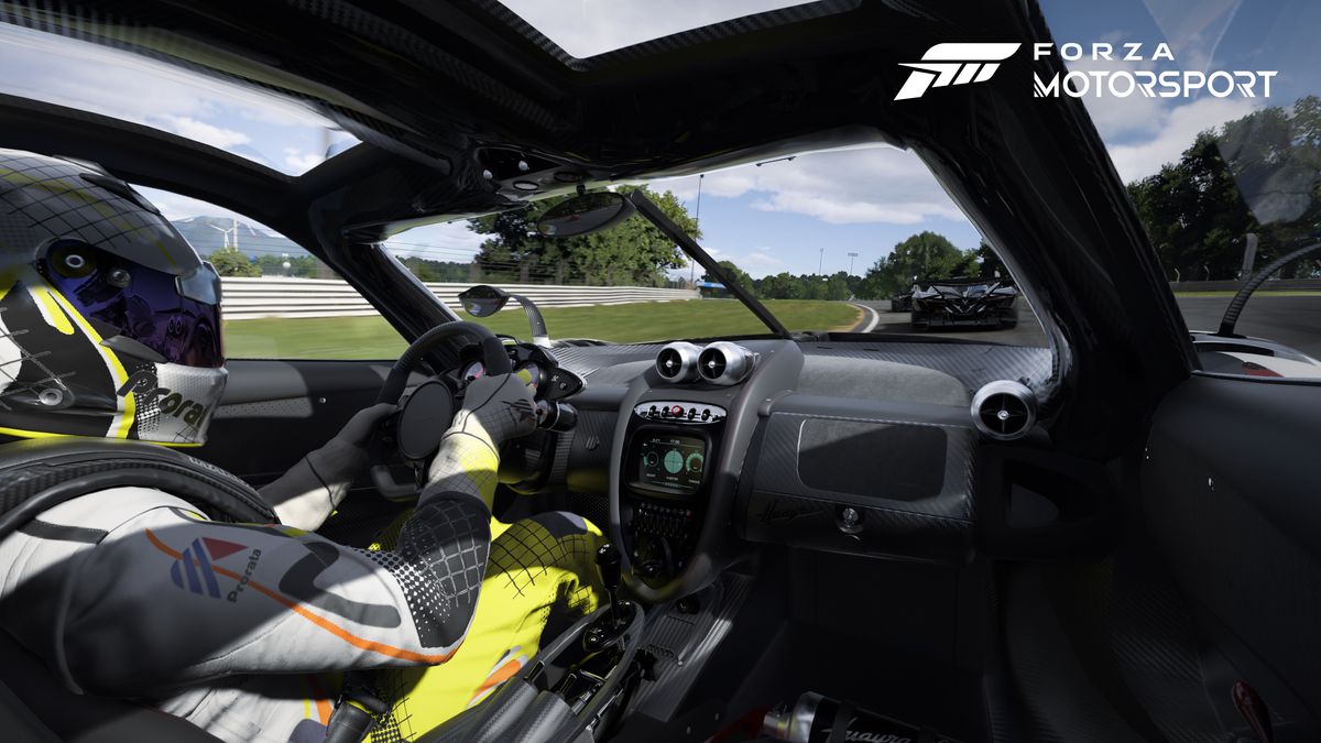 En förare sitter i cockpiten på en lyxig sportbil och jagar en annan bil i Forza Motorsport