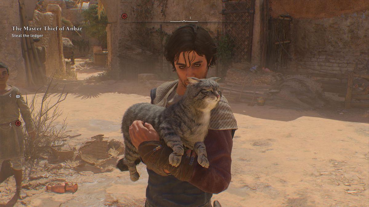 Basim håller en tabby katt på gatorna i Bagdad i Assassin's Creed Mirage.  Det är en riktig klippkatt.