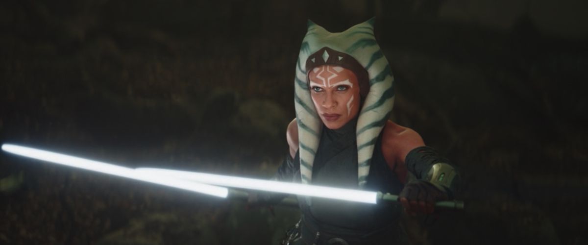 Rosario Dawson som Ahsoka Tano i The Mandalorian med två vita ljussabel