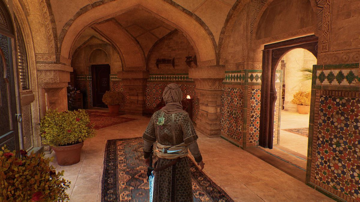 Basim går i en korridor i ett palats i Round City i AC Mirage och letar efter förlorade böcker.