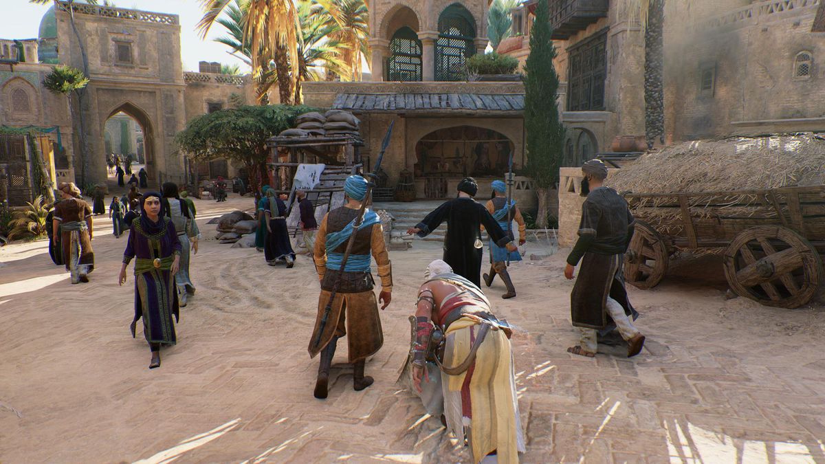 Basim smyger sig på en ordensmedlem som bär på en mystisk skärva i den runda staden i AC Mirage.