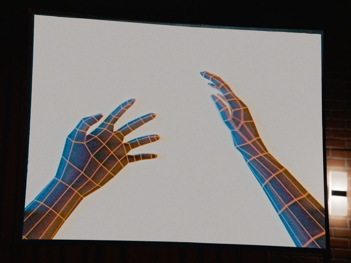 Två enkla wireframe-händer, utsträckta utåt som från synvinkeln av någon som håller upp händerna framför dem, i en CG-bild från V/H/S/85-segmentet TKNOGD