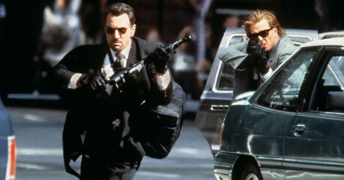 Professionella bankrånare Neil McCauley (Robert De Niro) och Chris Shiherlis (Val Kilmer) ropar ut vapen i en hetsig konflikt med polisen.