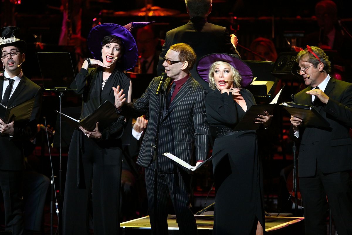 Danny Elfman och några andra sångare uppträder i svartvita kvällskläder för The Films of Tim Burton Halloween-konsert